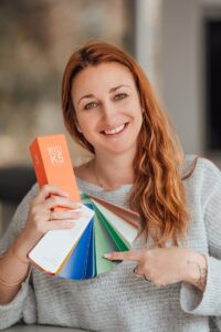 Carole Barthez, architecte d'intérieur à Montpellier, avec un nuancier.