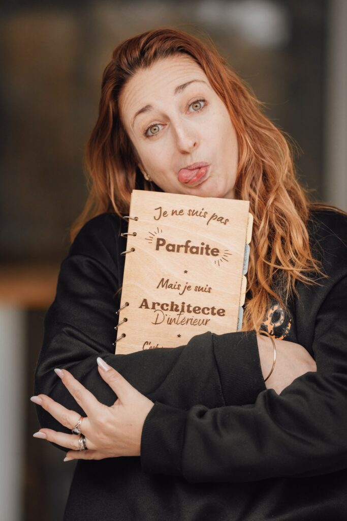 Carole Barthez, architecte d'intérieur diplômée, affichant un message humoristique sur son métier.