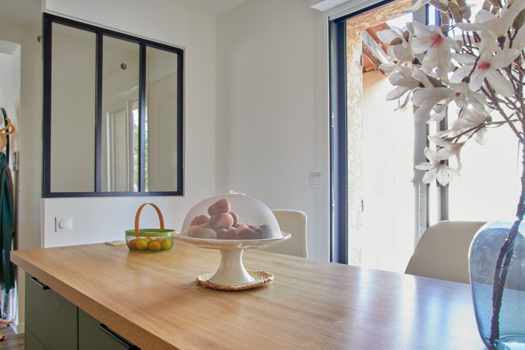 Projets architecte d'intérieur : aménagement d'une cuisine lumineuse avec plan de travail en chêne et verrière bois.